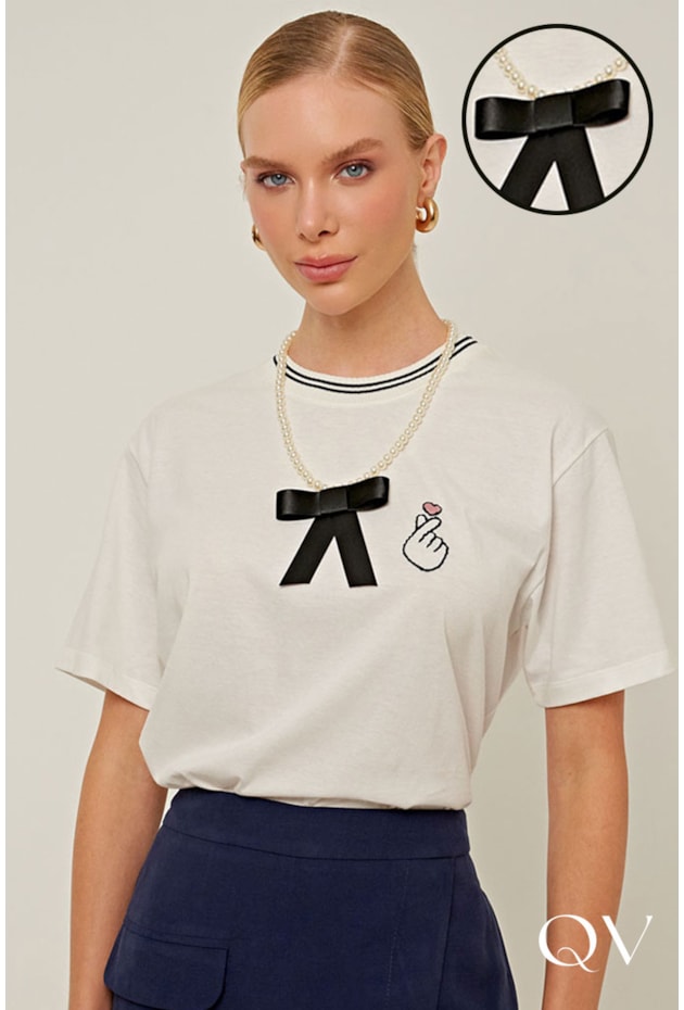 CAMISETA EM MEIA MALHA SILK E BORDADO OFF - LINDA DE MORRER CAMISETA EM MEIA MALHA SILK E BORDADO OFF - LINDA DE MORRER