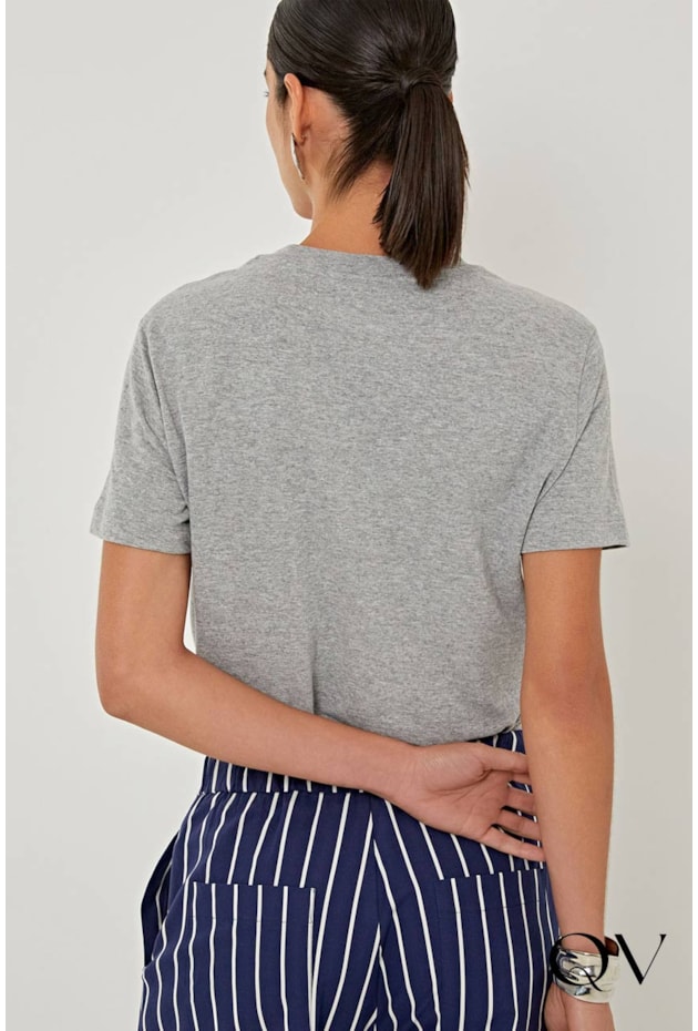 CAMISETA SILK EM MALHA GAZE CINZA - LINDA DE MORRER CAMISETA SILK EM MALHA GAZE CINZA - LINDA DE MORRER