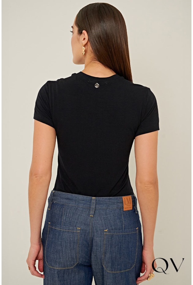 CAMISETA SLIM EM MALHA DE VISCOSE PRETO - LINDA DE MORRER