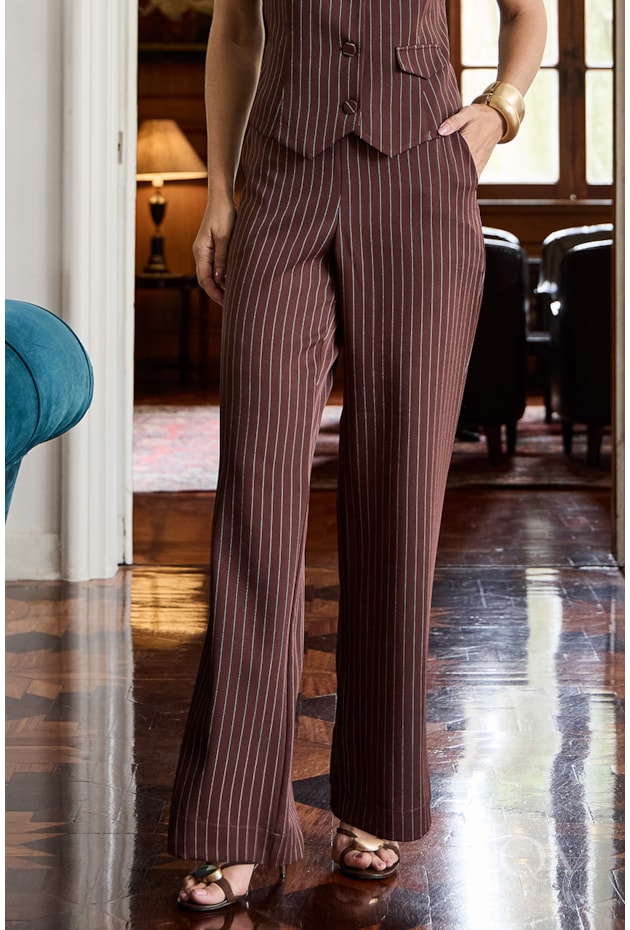 CONJUNTO COM COLETE LISTRADO EM ALFAIATARIA MARROM - LUZIA FAZZOLLI