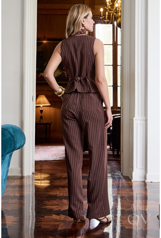 CONJUNTO COM COLETE LISTRADO EM ALFAIATARIA MARROM - LUZIA FAZZOLLI