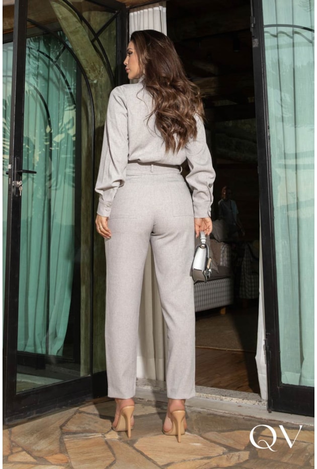 CONJUNTO EM ALFAIATARIA COM METAL CINZA CLARO - LUZIA FAZZOLLI CONJUNTO EM ALFAIATARIA COM METAL CINZA CLARO - LUZIA FAZZOLLI