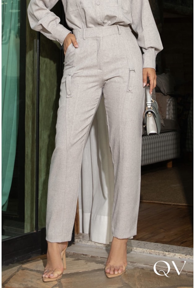 CONJUNTO EM ALFAIATARIA COM METAL CINZA CLARO - LUZIA FAZZOLLI CONJUNTO EM ALFAIATARIA COM METAL CINZA CLARO - LUZIA FAZZOLLI