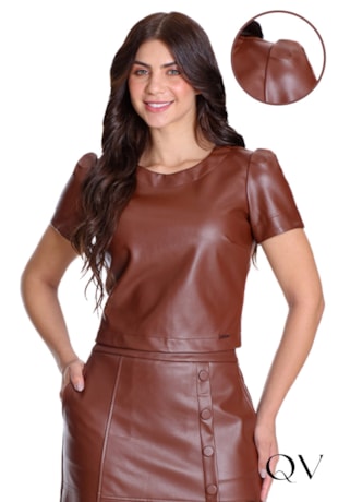 CROPPED EM TECIDO PLANO COM ASPECTO EM COURO MARROM - HAPUK