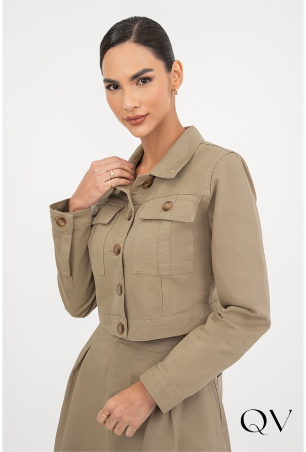 JAQUETA JEANS BOLSOS FRONTAL CÁQUI - VIA TOLENTINO JAQUETA JEANS BOLSOS FRONTAL CÁQUI - VIA TOLENTINO