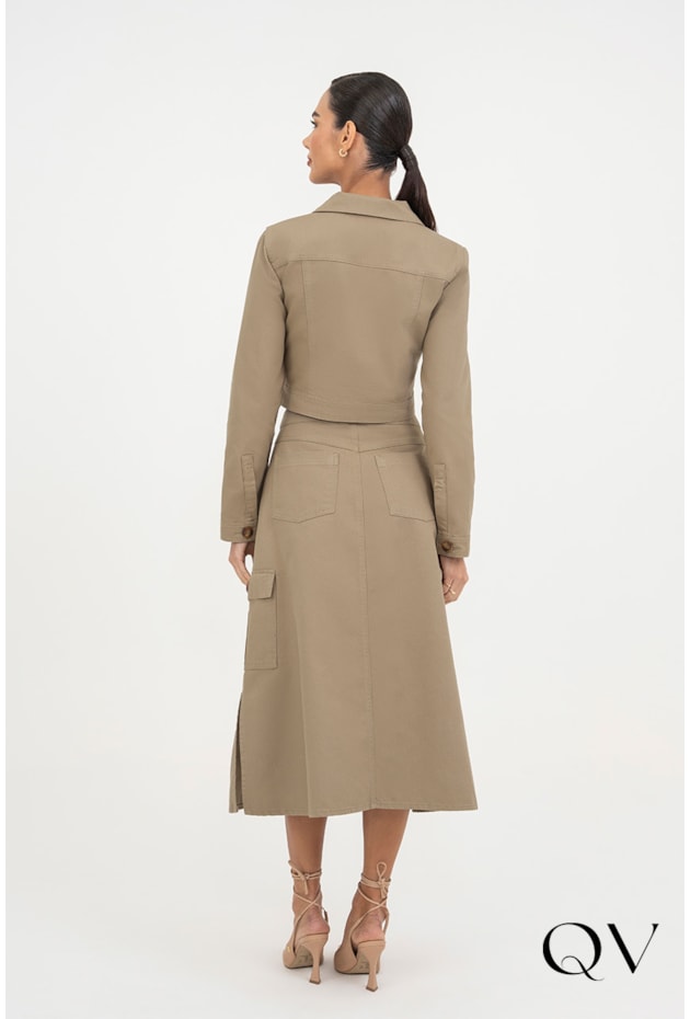 JAQUETA JEANS BOLSOS FRONTAL CÁQUI - VIA TOLENTINO JAQUETA JEANS BOLSOS FRONTAL CÁQUI - VIA TOLENTINO