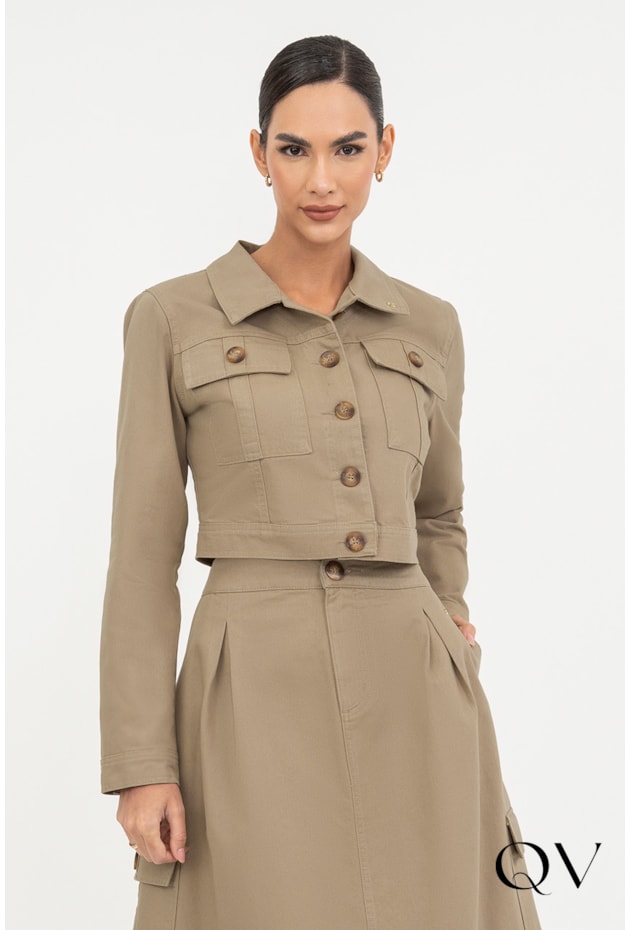 JAQUETA JEANS BOLSOS FRONTAL CÁQUI - VIA TOLENTINO JAQUETA JEANS BOLSOS FRONTAL CÁQUI - VIA TOLENTINO