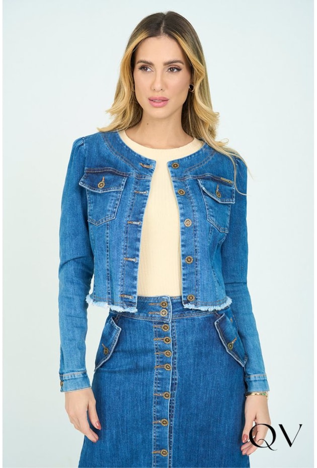 JAQUETA JEANS COM BARRA DESFIADA - VIA TOLENTINO JAQUETA JEANS COM BARRA DESFIADA - VIA TOLENTINO