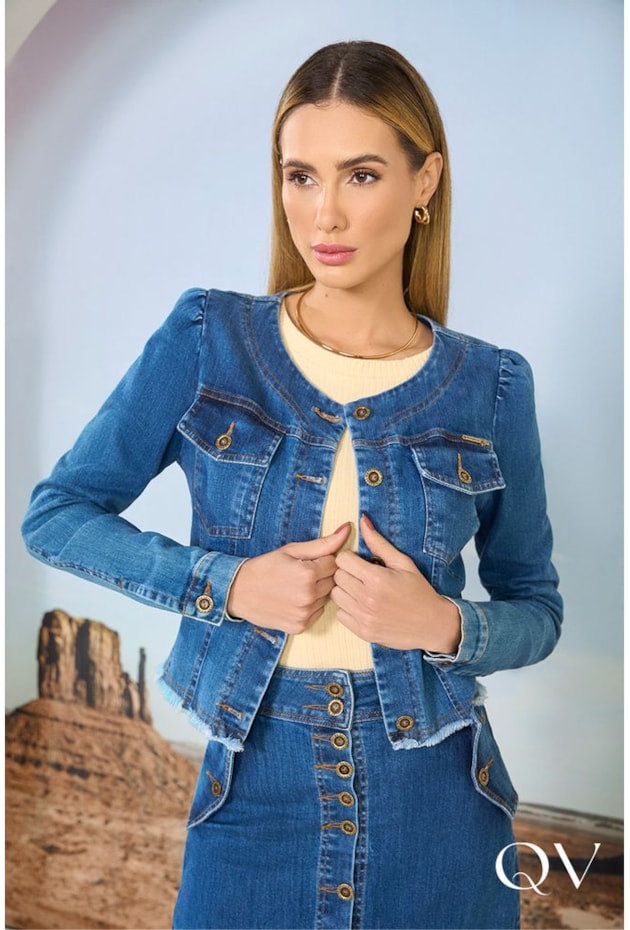 JAQUETA JEANS COM BARRA DESFIADA - VIA TOLENTINO JAQUETA JEANS COM BARRA DESFIADA - VIA TOLENTINO