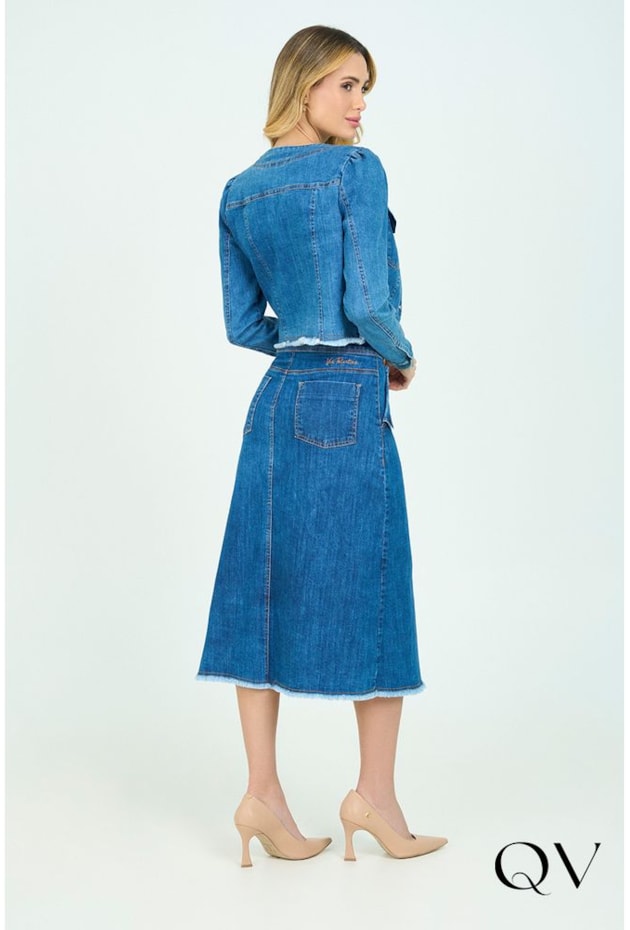 JAQUETA JEANS COM BARRA DESFIADA - VIA TOLENTINO JAQUETA JEANS COM BARRA DESFIADA - VIA TOLENTINO