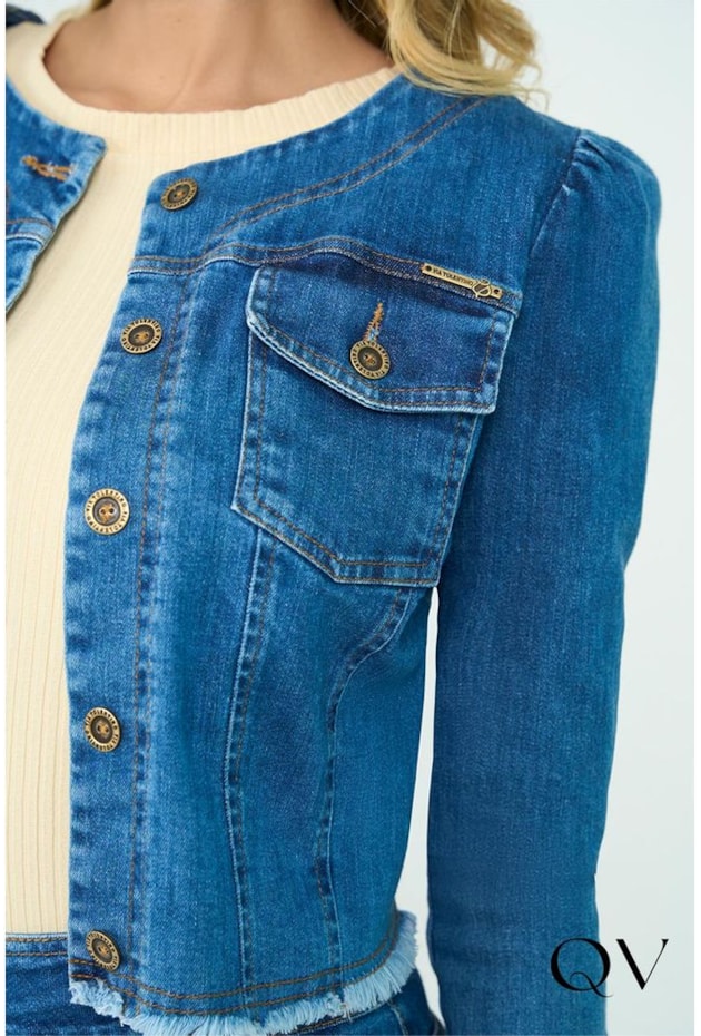 JAQUETA JEANS COM BARRA DESFIADA - VIA TOLENTINO JAQUETA JEANS COM BARRA DESFIADA - VIA TOLENTINO