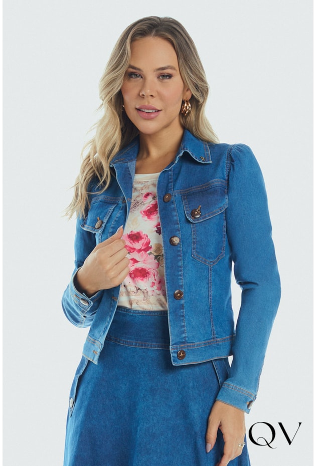 JAQUETA JEANS COM BOTÕES DE COCO - VIA TOLENTINO JAQUETA JEANS COM BOTÕES DE COCO - VIA TOLENTINO
