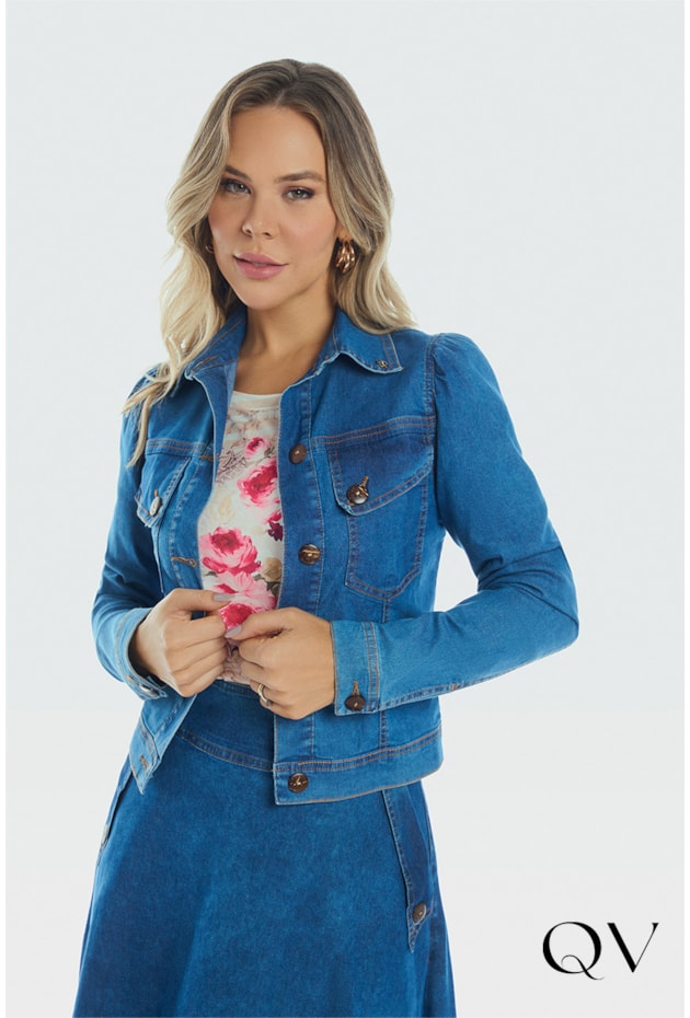 JAQUETA JEANS COM BOTÕES DE COCO - VIA TOLENTINO JAQUETA JEANS COM BOTÕES DE COCO - VIA TOLENTINO