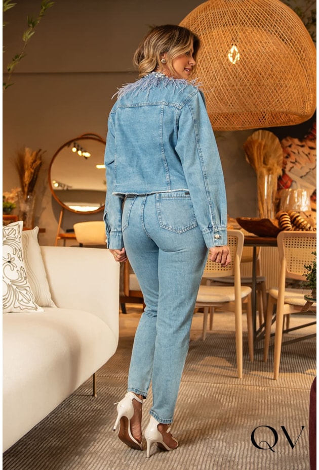 JAQUETA JEANS COM PEDRARIAS E PLUMAS - LUZIA FAZZOLLI