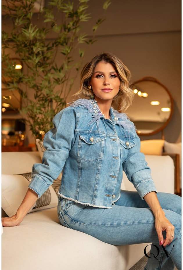 JAQUETA JEANS COM PEDRARIAS E PLUMAS - LUZIA FAZZOLLI