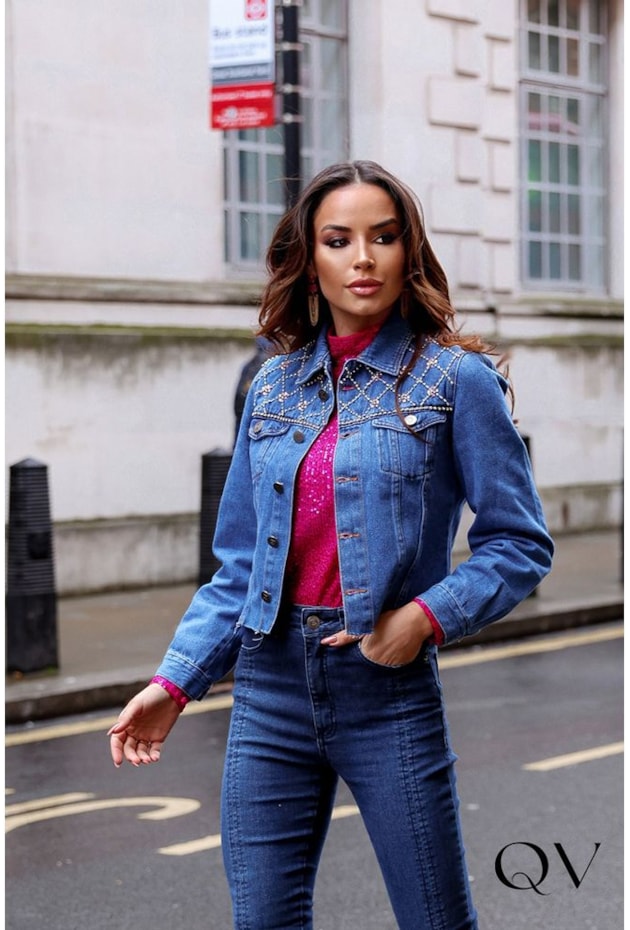 JAQUETA JEANS DENIM COM BORDADO - LUZIA FAZZOLLI JAQUETA JEANS DENIM COM BORDADO - LUZIA FAZZOLLI