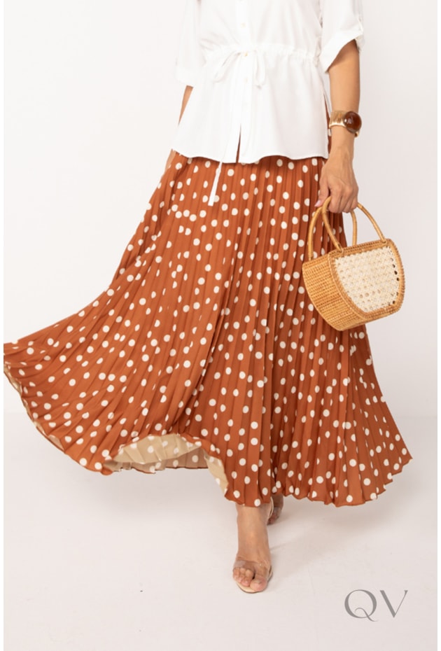 SAIA LONGA PLISSADA COM POÁ EM PLANO COM TOQUE DE SEDA CARAMELO - LEKAZIS