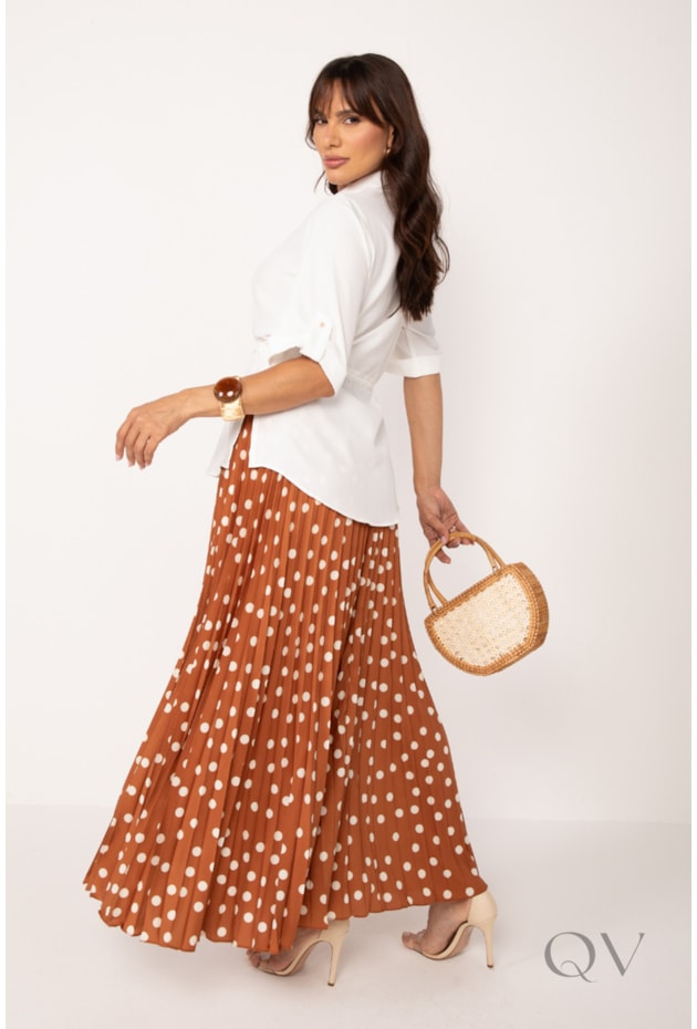 SAIA LONGA PLISSADA COM POÁ EM PLANO COM TOQUE DE SEDA CARAMELO - LEKAZIS