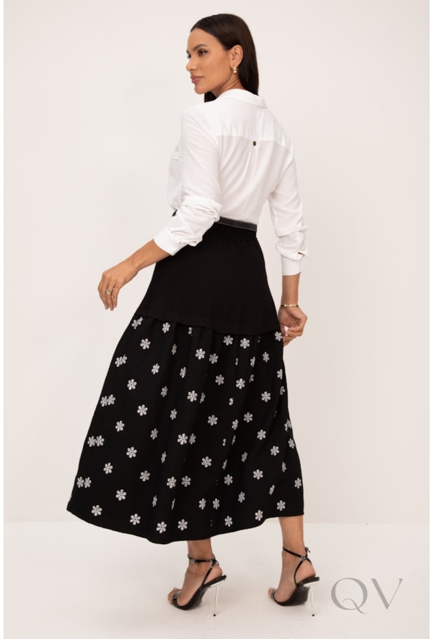 SAIA MAXI MIDI COM DETALHE DE LAISE EM ALFAIATARIA PRETO - LEKAZIS