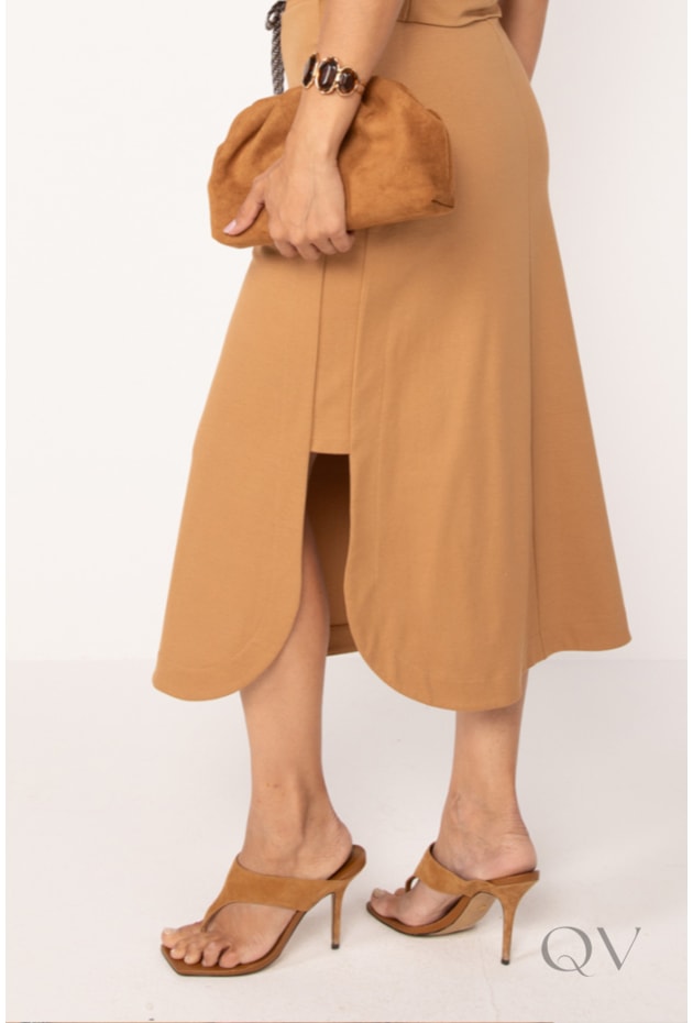 SAIA MIDI COM FENDA LATERAL EM MALHA PONTO ROMA CARAMELO - LEKAZIS