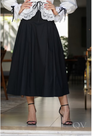 SAIA MIDI COM PREGAS E CINTURA ESTRUTURADA EM TRICOLINE PRETO - DOCE MARIA