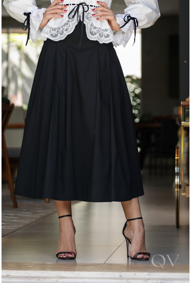 SAIA MIDI COM PREGAS E CINTURA ESTRUTURADA EM TRICOLINE PRETO - DOCE MARIA