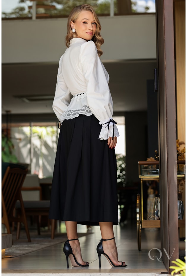 SAIA MIDI COM PREGAS E CINTURA ESTRUTURADA EM TRICOLINE PRETO - DOCE MARIA