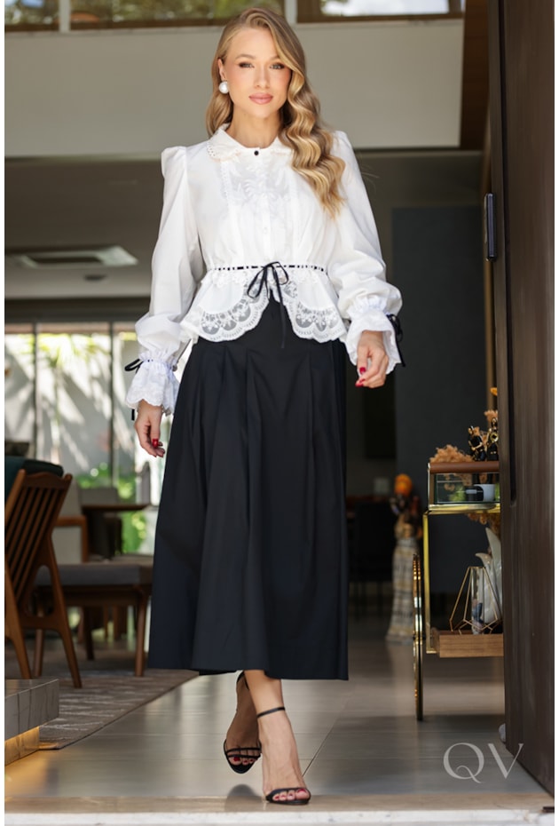 SAIA MIDI COM PREGAS E CINTURA ESTRUTURADA EM TRICOLINE PRETO - DOCE MARIA