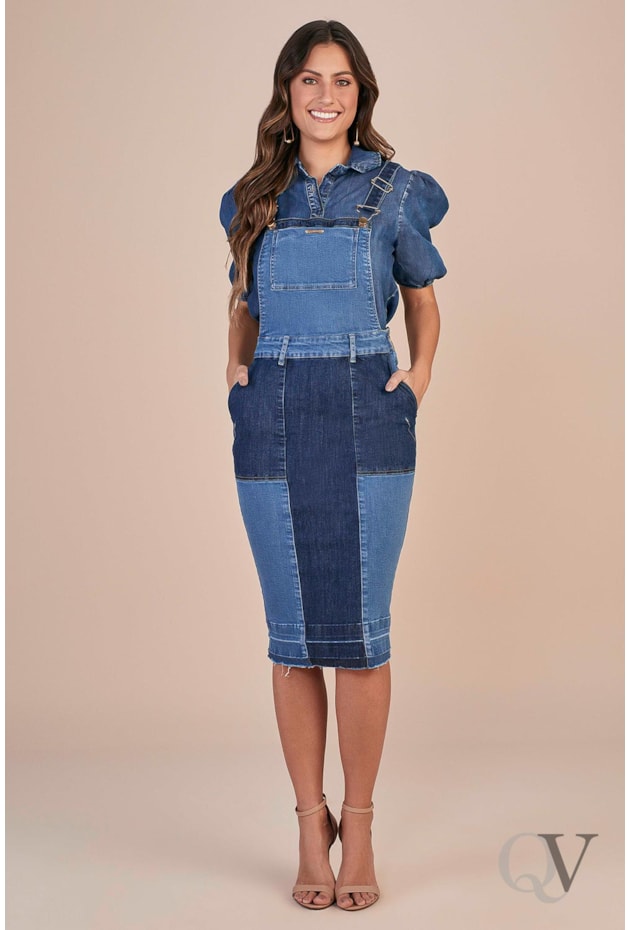 SALOPETE JEANS RETA RECORTE AVESSO E BOLSO - TITANIUM JEANS SALOPETE JEANS RETA RECORTE AVESSO E BOLSO - TITANIUM JEANS