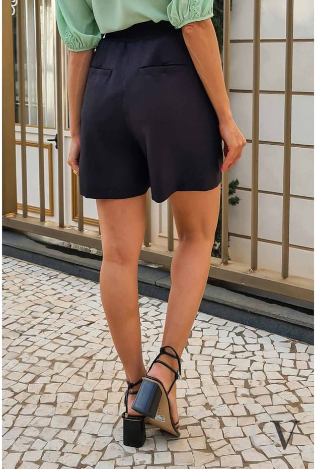 SHORT LINHO COM BOLSO E AMARRAÇÃO FRONTAL PRETO - LUZIA FAZZOLLI SHORT LINHO COM BOLSO E AMARRAÇÃO FRONTAL PRETO - LUZIA FAZZOLLI