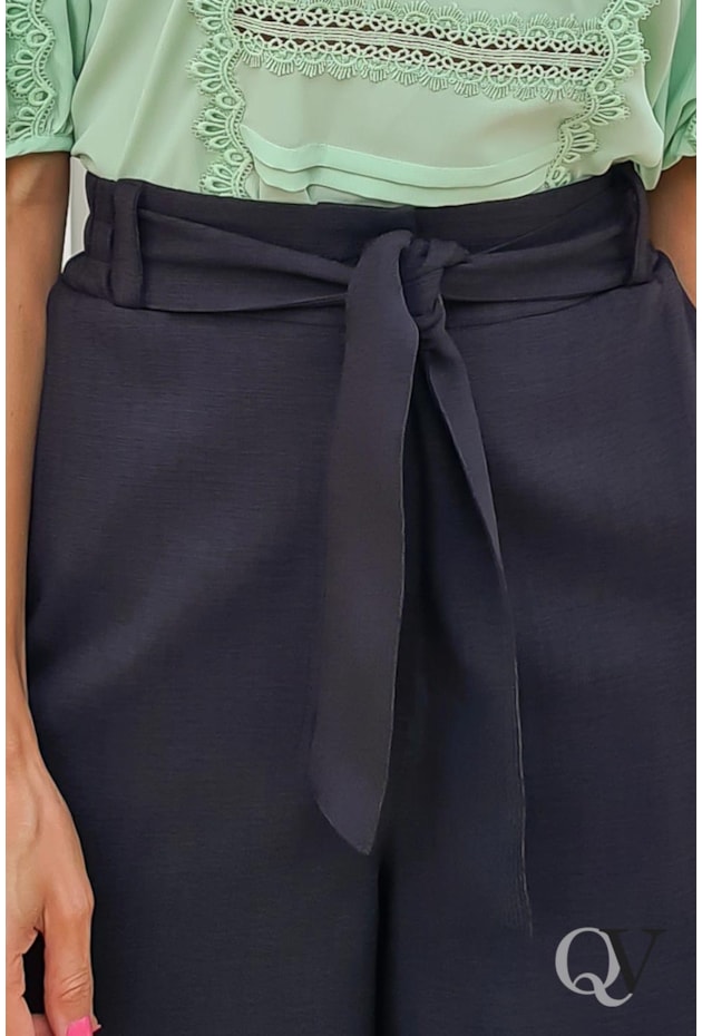 SHORT LINHO COM BOLSO E AMARRAÇÃO FRONTAL PRETO - LUZIA FAZZOLLI SHORT LINHO COM BOLSO E AMARRAÇÃO FRONTAL PRETO - LUZIA FAZZOLLI