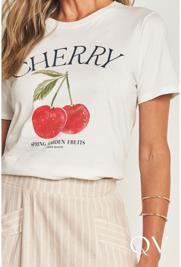 T-SHIRT CHERRY EM MEIA MALHA OFF WHITE - DOCE TRAMA