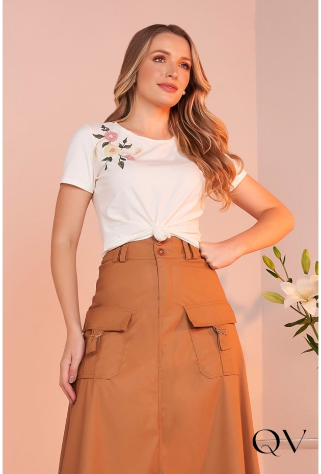 T-SHIRT COM BORDADO FLORAL OFF WHITE - FASCÍNIUS T-SHIRT COM BORDADO FLORAL OFF WHITE - FASCÍNIUS