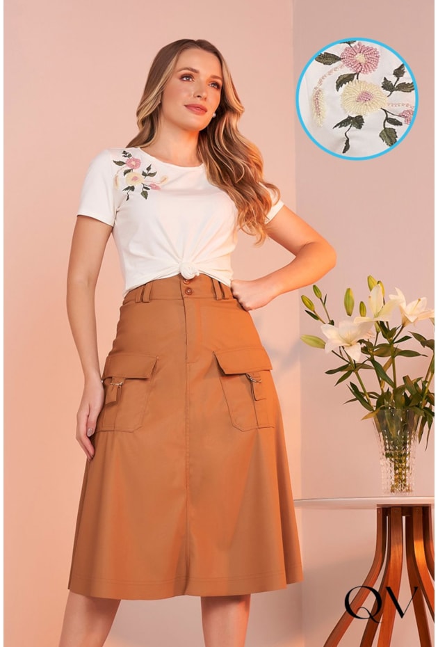 T-SHIRT COM BORDADO FLORAL OFF WHITE - FASCÍNIUS T-SHIRT COM BORDADO FLORAL OFF WHITE - FASCÍNIUS