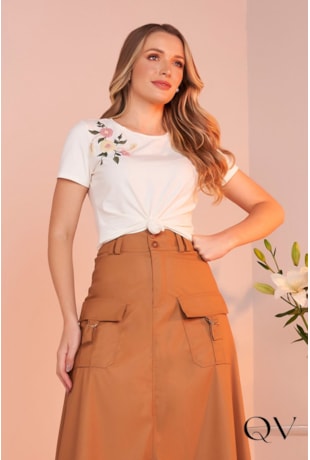 T-SHIRT COM BORDADO FLORAL OFF WHITE - FASCÍNIUS