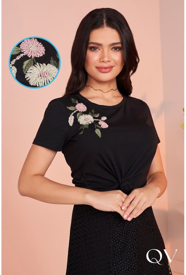 T-SHIRT COM BORDADO FLORAL PRETO - FASCÍNIUS T-SHIRT COM BORDADO FLORAL PRETO - FASCÍNIUS