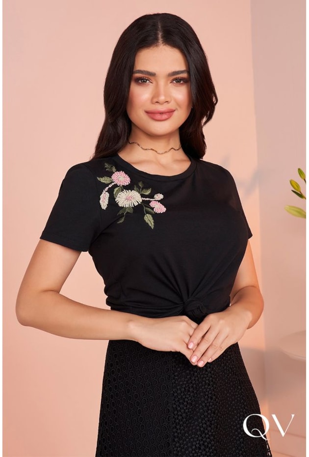 T-SHIRT COM BORDADO FLORAL PRETO - FASCÍNIUS T-SHIRT COM BORDADO FLORAL PRETO - FASCÍNIUS