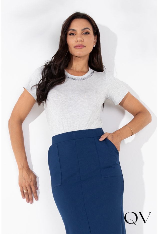 T-SHIRT COM BORDADO PEDRARIAS CINZA - LEKAZIS T-SHIRT COM BORDADO PEDRARIAS CINZA - LEKAZIS