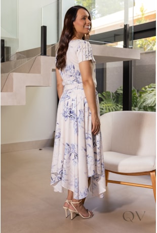 T-SHIRT COM DETALHE DE PÉROLA EM TOQUE DE SEDA FLORAL - JANY PIM