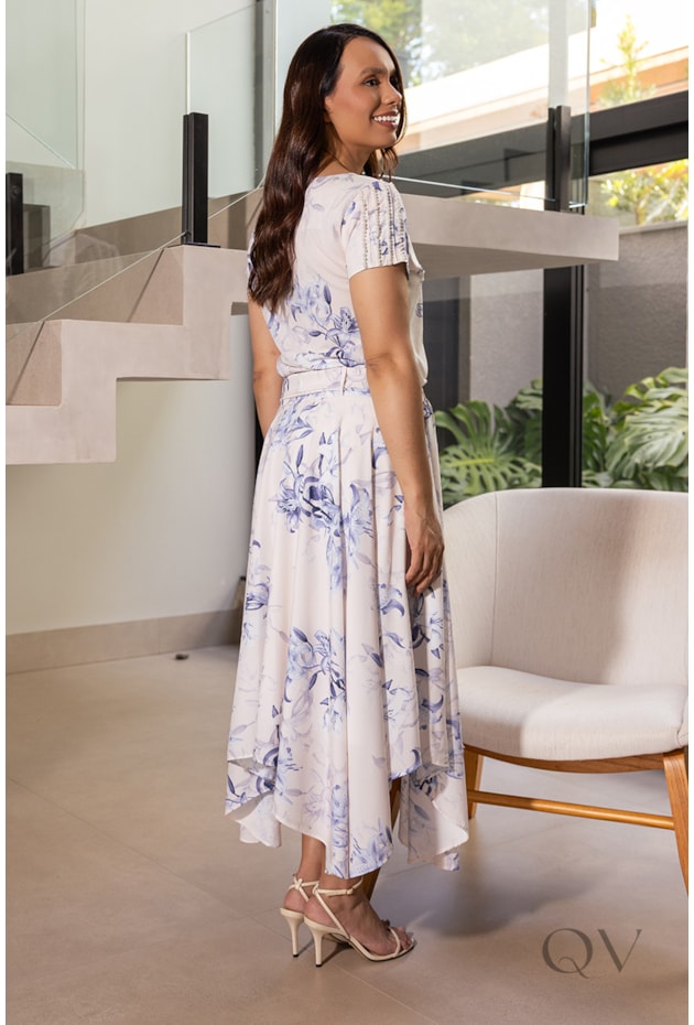 T-SHIRT COM DETALHE DE PÉROLA EM TOQUE DE SEDA FLORAL - JANY PIM