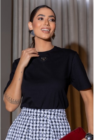 T-SHIRT COM PLACA LF EM MALHA PRETO - LUZIA FAZZOLLI