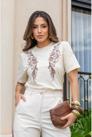 T-SHIRT EM MALHA BORDADA MANTEIGA - LUZIA FAZZOLLI