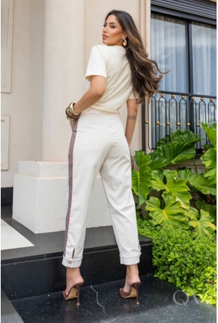 T-SHIRT EM MALHA BORDADA MANTEIGA - LUZIA FAZZOLLI