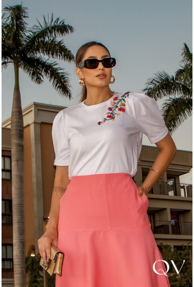 T-SHIRT EM MALHA BORDADO MANUAL BRANCO - LUZIA FAZZOLLI T-SHIRT EM MALHA BORDADO MANUAL BRANCO - LUZIA FAZZOLLI