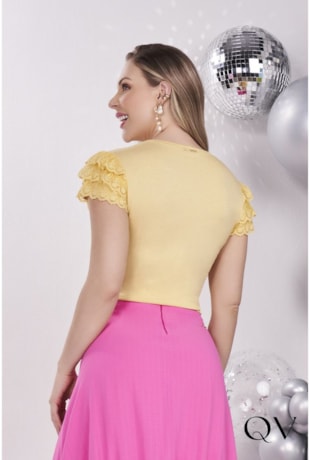 T-SHIRT EM MALHA COM BABADOS AMARELO - FASCÍNIUS