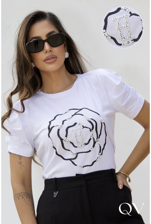 T-SHIRT EM MALHA ESTAMPA FLOR BORDADO BRANCO - LUZIA FAZZOLLI