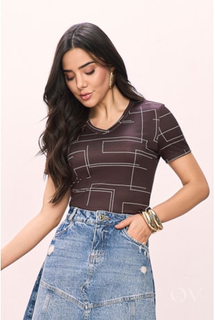 T-SHIRT EM MALHA GOLA V ESTAMPADA - TITANIUM JEANS