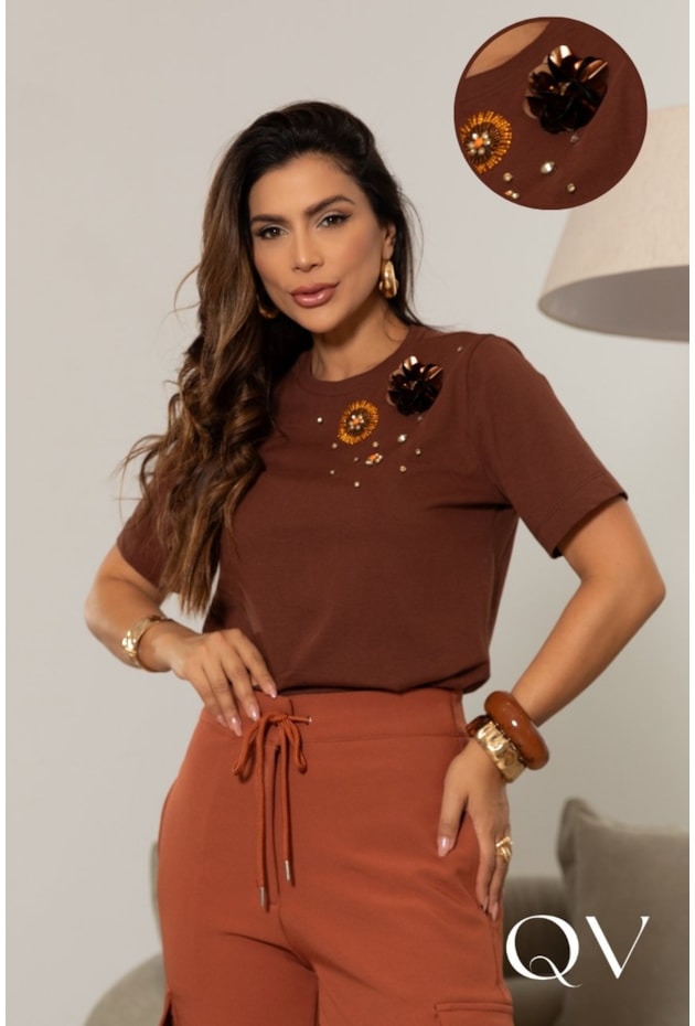 T-SHIRT EM MALHA PENTEADA COM BORDADO MARROM - LUZIA FAZZOLLI T-SHIRT EM MALHA PENTEADA COM BORDADO MARROM - LUZIA FAZZOLLI