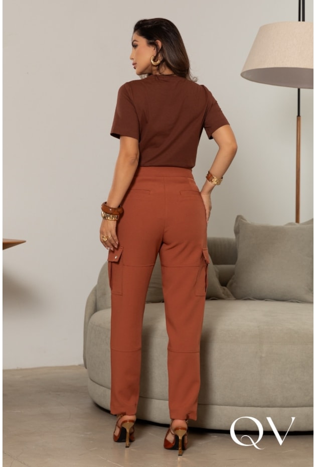 T-SHIRT EM MALHA PENTEADA COM BORDADO MARROM - LUZIA FAZZOLLI