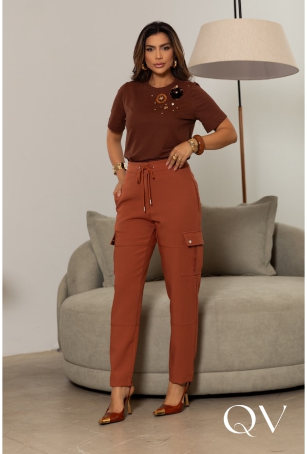 T-SHIRT EM MALHA PENTEADA COM BORDADO MARROM - LUZIA FAZZOLLI